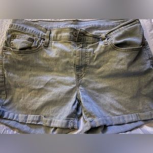 Size 32 Levi’s shorts